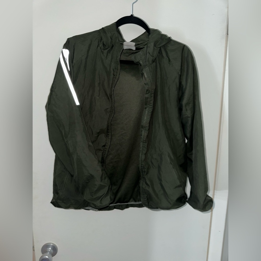 Kids Adidas WindBreaker Jacket with reflective sleeve. Olive Green. Size XL
